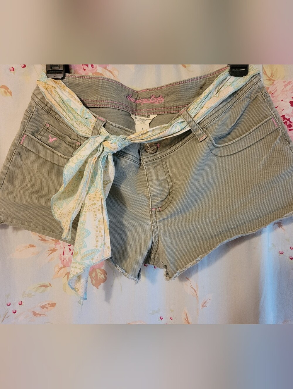 **RARE** Vintage Y2K Olive Green American Eagle Shortie Shorts in a Size 4 EUC